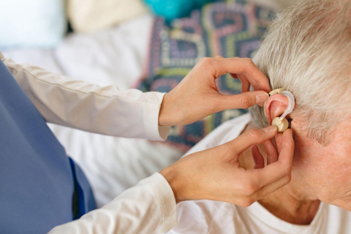 5 Simple Tips for Caring for Your Hearing Aids – 2024