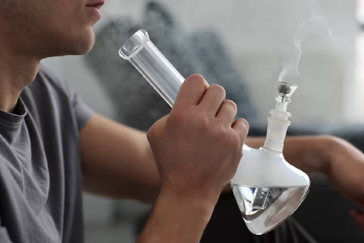 Explaining the allure of glass bongs to herb smokers for beginners